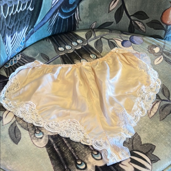 Elegant Cream Lace Trim Women's Intimate ~ Christian Dior NEW YORK PARIS ~ sz 7 - Picture 7 of 17